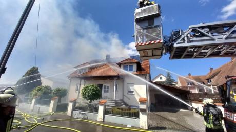 Die Feuerwehr löscht einen brennenden Dachstuhl in Oettingen.