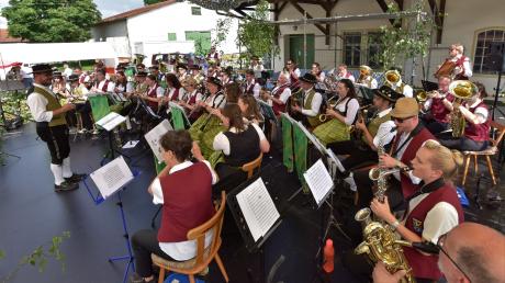 Zu Beginn und am Schluss des Open-Air-Konzerts spielten die insgesamt rund 50 Musiker des Musikvereins Stadtkapelle Schwetzingen und der Blaskapelle Karlshuld gemeinsam, nur die Dirigenten Christian Mattes (im Bild) und Johannes Schwalg wechselten sich ab.