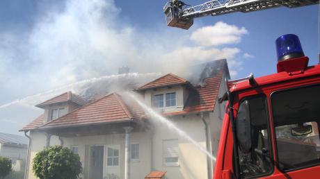 Ein großes Feuer brach am Montag in Oettingen aus.