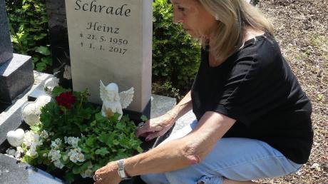 Ursula Schrade am Grab ihres Mannes Heinz. Seit geraumer Zeit erlebt sie hier immer wieder unschöne Überraschungen. Vor kurzem etwa wurde eine Hortensie herausgerissen. Die rote Geranie hat sie nun dafür eingepflanzt. 