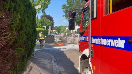 Bei einem Verkehrsunfall in Augsburg-Hochzoll sind zwei Autos in Brand geraten.