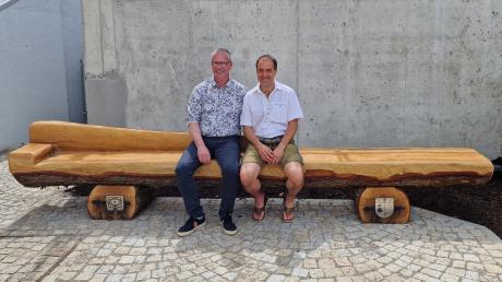 Gundremminger feierten 40 Jahre Partnerschaft mit Ahuillé. Die Bürgermeister Sébastien Destais (Ahuillé, links) und Tobias Bühler auf der Jubiläumssitzbank.