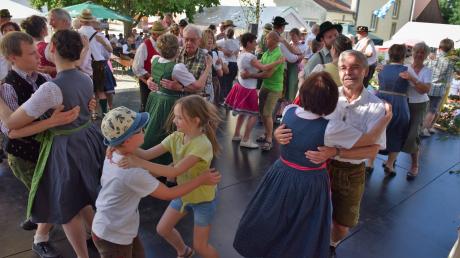 Die Tanzfläche war stets gut gefüllt beim Gartenvolkstanz des Trachtenvereins "Dö Birkastoana" Grasheim. Auch der Nachwuchs hatte dabei seinen Spaß. 
