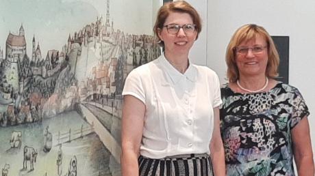 Seit 30 Jahren engagieren sich die Museumsfreunde. Museumsleiterin Dr. Alice Arnold-Becker (links) bedankt sich bei der Vorsitzenden Elisabeth Schmid für die wichtige Unterstützung. 