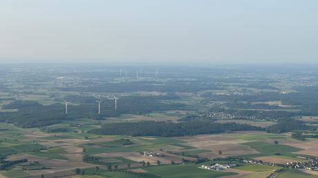 Im Landkreis Aichach-Friedberg gibt es bereits einige Windräder. Auch bei Merching sollen zwei entstehen. 