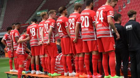 Wer ist auf dem nächsten Mannschaftsbild des FC Augsburg zu sehen? Noch ist die Kaderplanung des Fußball-Bundesligisten in vollem Gange.