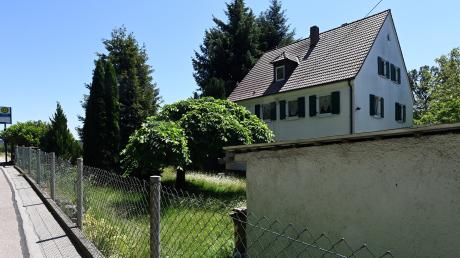Dieses ehemalige Wohnhaus in Fischach soll zu einer Flüchtlingsunterkunft umfunktioniert werden. Der örtliche Gemeinderat spricht sich gegen das Projekt aus. 