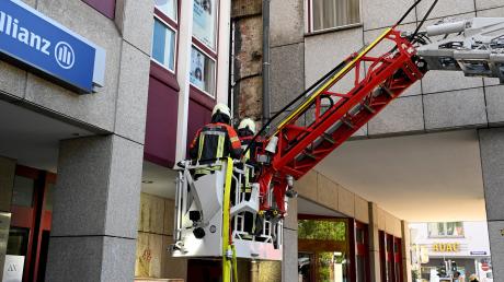  Rauch quoll am Dienstagnachmittag aus einer Fassade eines Bürogebäudes in der Neue Straße in Ulm. 