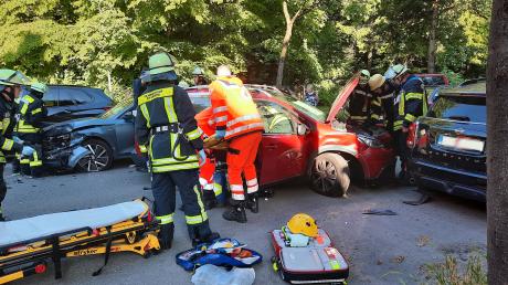 In der Rosenaustraße in Augsburg ist es am späten Dienstagnachmittag zu einem gravierenden Verkehrsunfall gekommen.
