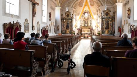 Durchschnittsalter sichtbar über siebzig: An diesem Tag sind 17 Frauen und Männer zum Rosenkranz in die Pfarrkirche St. Vitus und Katharina in Rehling bei Augsburg gekommen.