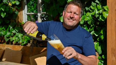 Franz-Paul Grabmaier lässt von seiner Gerste in der Brauerei in Holzhausen die Sorten Scheuringer Hell und Scheuringer Weißbier herstellen.