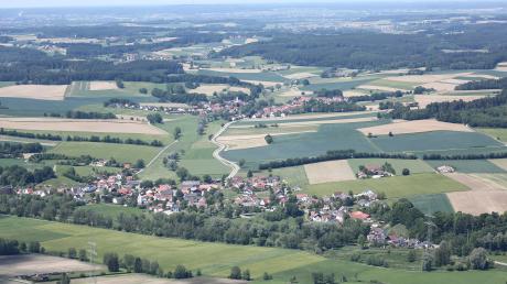 Der Landkreis Aichach-Friedberg ist als Wohnort begehrt. Hier das Paartal bei Unterschneitbach mit Blick nach Oberschneitbach.