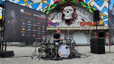 Profischlagzeuger Martin Klee will im nächsten Jahr den Weltrekord aufstellen, 168 Stunden am Stück Schlagzeug zu spielen. Vor der Geisterbahn im Skyline Park begeisterte er auf einer Promotiontour die Vorbeiziehenden.