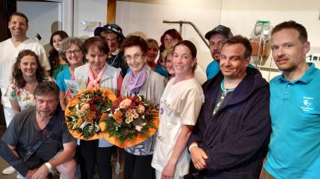Autorin Ulla Kling (rechts mit Blumen) mit der Theatercrew.  Auch Marlene Rinninger, Weldener Theater-Urgestein, erhielt einen Blumenstrauß und lebenslangen Gratis-Eintritt.