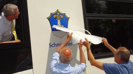Der Zug heißt jetzt "Schmiechen". BRB-Chef Arnulf Schuchmann (links) und Bürgermeister Josef Wecker enthüllten das Wappen.