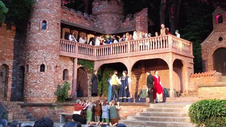 Im Hause Capulet wird ein Maskenball gefeiert. Die Zaungäste werden vom Nachwuchs des Hofbergvereins gespielt, der so gut in das Stück auf der Freilichttheaterbühne integriert ist..