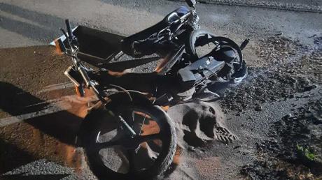 Tödliche Verletzungen hat ein 29-jähriger Fahrer eines Kleinkraftrads am späten Freitagabend bei einem Unfall auf der Staatsstraße zwischen Höchstädt und Wertingen erlitten. 