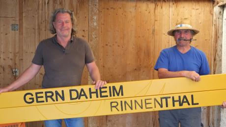 Werner Sedlmeyr (links) und Stefan Bradl werden für Rinnenthal eine „Big Bench“ (große Bank) in den Farben des Rinnenthaler Logos bauen, die es ermöglichen soll, vom Hügel aus auf das Eisbachtal zu schauen.