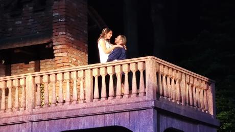 Bei der Balkonszene werfen Julia (Lisa Koppold) und Romeo (Michael Weichenberger) alle Konventionen über Bord.