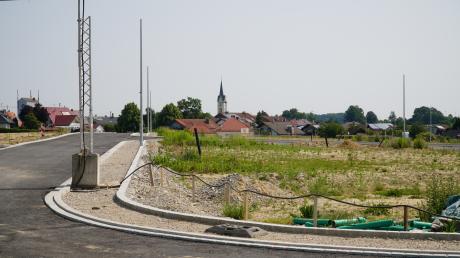 Für das Baugebiet an der Goldwiese in der Gemeinde Ried hat der offizielle Baubeginn stattgefunden. Die Parzellen sind schon zu erkennen.