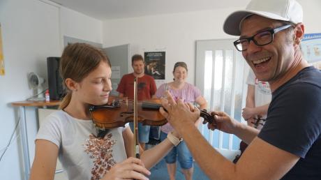 Da freut sich Johannes Krampen. Sarah kann nicht nur Querflöte spielen, sie hat wohl auch eine Begabung fürs Geigenspiel.