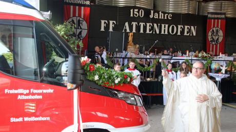 Stadtpfarrer Lothar Hartmann zelebrierte mit der Weihwasserspendung nach dem Kreuzzeichen das zweite Element der Segnung des neuen Feuerwehrfahrzeuges für die FF Attenhofen.