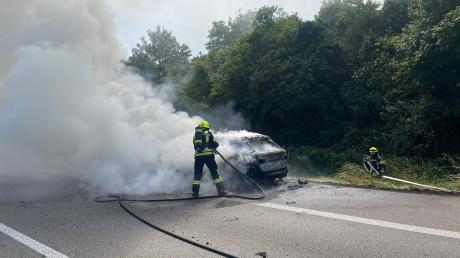 Auf der Autobahn A7 bei Dettingen ist während der Fahrt ein Auto in Brand geraten. Dabei entstand ein wirtschaftlicher Totalschaden.   