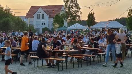 Gut 800 Besucherinnen und Besucher kamen zum ersten Sielenbacher „Gmoafest“ auf den Dorfplatz und feierten ausgelassen teils bis in die Morgenstunden.