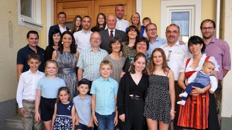 Todtenweis' Altbürgermeister und Ehrenbürger Josef Kodmeir an seinem 85. Geburtstag im Kreise seiner Familie. Zu dieser zählen neben fünf Kindern inzwischen acht Enkel und acht Urenkel.