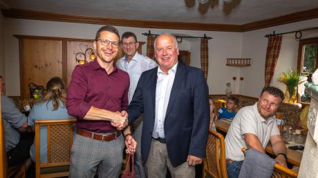Georg Stoller (rechts) wurde im Juni zum neuen Wallersteiner Bürgermeister gewählt.
Zu den ersten Gratulanten zählte Nördlingens Oberbürgermeister David Wittner. 