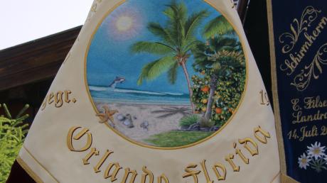 Eine Ansicht aus dem sonnigen Florida ist auf der neuen Fahne des Trachtenvereins Orlando dargestellt.