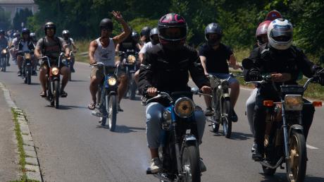 Ihre Liebe zu alten Zündapp-Motorrädern eint 250 Fahrer, die sich jetzt in Dasing zum Austausch und einer Rundfahrt trafen. 