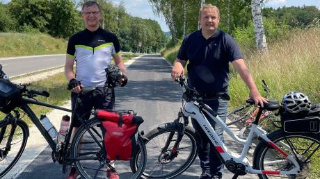 Die Bürgermeister Robert Strobel (links) aus Ichenhausen und Torsten Wick aus Kammeltal eröffneten mit ihren Rädern den fertig gestellten Radweg.