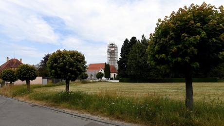 Im Zuge der Dorferneuerug soll das Areal zwischen der Kirche und dem Vereinsstadel zum neuen Hirblinger Ortszentrum werden.
