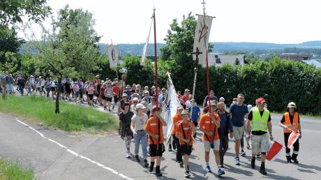 Die Jugend führte den Pilgerzug der 46. Oberhausener Wemding-Walllfahrt an. Hier sind sie auf der „Zielgeraden“, dem Wemdinger Kreuzweg.