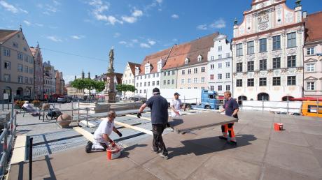 Vor Kurzem haben Mitarbeiter der Stadt das Podium auf dem Landsberger Hauptplatz aufgebaut. 