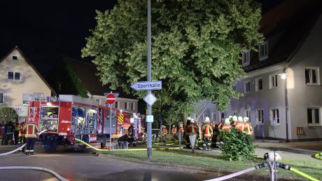 Mehrere Brände musste die Feuerwehr in einer Nacht im Juni in der Burgauer Innenstadt löschen. Da es auch in einem Wohnhaus brannte, wurden die Bewohner über Leitern gerettet.