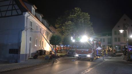 Mehrere Brände musste die Feuerwehr in der Nacht zum Sonntag in der Burgauer Innenstadt löschen. Da es auch in einem Wohnhaus brannte, wurden die Bewohner über Leitern gerettet.