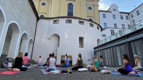 Yoga an ungewöhnlichen Orten in Neuburg kommt an - hier im Innenhof der Maria-Ward-Schule in der Altstadt.