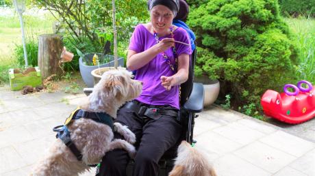 Für Aline Kraus ist es ein besonders schöner Tag, wenn sie Besuch von den Hunden Kiko und Luz bekommt. Oft steht dann ein kleiner Ausflug mit Elektrorollstuhl an. 