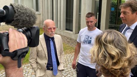 Kläger Andreas Perr (Mitte) und sein Anwalt Andreas Schulz (links) vor dem Landgericht Traunstein vor Beginn der Verhandlung am Dienstag.