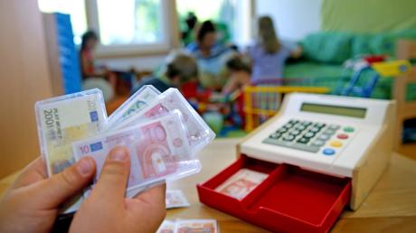 In Aindling sollen die Kita-Gebühren im Kinderhaus angehoben werden. Mit Spielgeld können die Eltern die Steigerung aber nicht begleichen. 