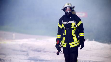 Die Feuerwehr brachte die Flammen an den Fahrzeugen in Langenau unter Kontrolle.
