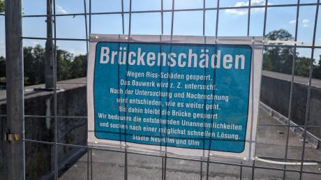 Kein Durchkommen: Auf Brückenschäden weist dieses Schild auf Neu-Ulmer Seite der gesperrten Friedrichsaubrücke hin.
