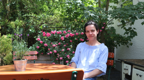 Melanie Börsing sitzt im Biergarten ihres Rathaus-Stüberls in Au. Es wird Marieles letzter Sommer in dem Gastronomiebetrieb sein.