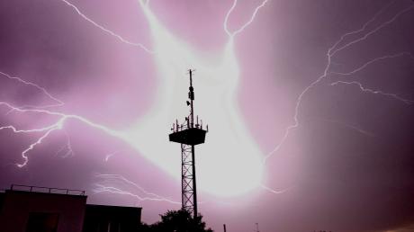 Was für ein Anblick, was für ein Foto: Thomas Baumgart ist diese Blitzaufnahme am Dienstagabend in Dillingen gelungen. 