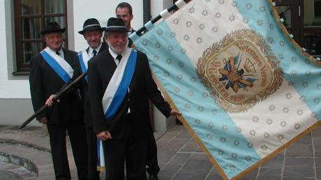 Andreas Bernhard (auf diesem Foto von 2008 links vorne an der Fahne des Soldaten- und Veteranenvereins St. Georgen-Wengen) ist im Alter von 70 Jahren gestorben.