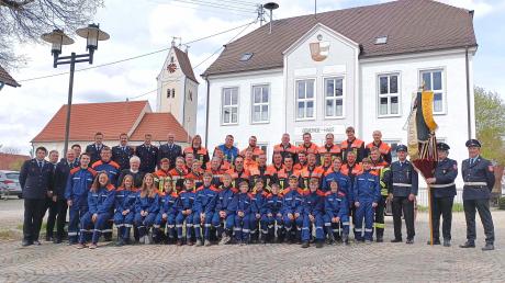 Die Freiwillige Feuerwehr Nattenhausen im Jubiläumsjahr. Mit auf dem Foto auch die Mädchen und Buben der Kinder- und Jugendfeuerwehr.
