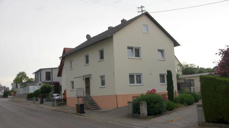 In diesem Wohn- und Geschäftshaus in Ettenbeuren sollen Migranten 
untergebracht werden. Die Pläne wurden auf der Bürgerversammlung kritisiert.