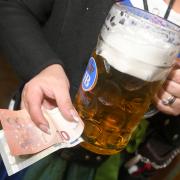 Der Bierpreis auf dem Oktoberfest 2023 erreicht einen neuen Rekord.